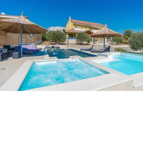 Magnificent Villa Mande with pool, Vrana lake