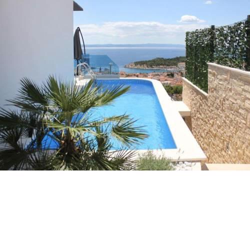 Makar Villa Sleeps 6 Air Con