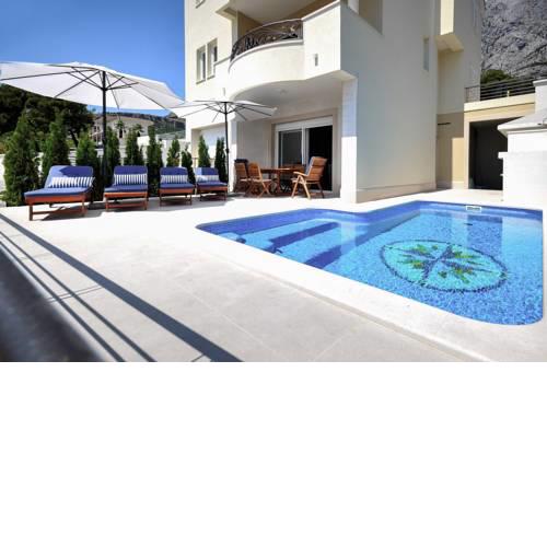 Makarska Villa Sleeps 8 Pool WiFi