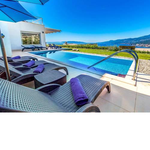 Matulji Villa Sleeps 10 with Pool Air Con and WiFi