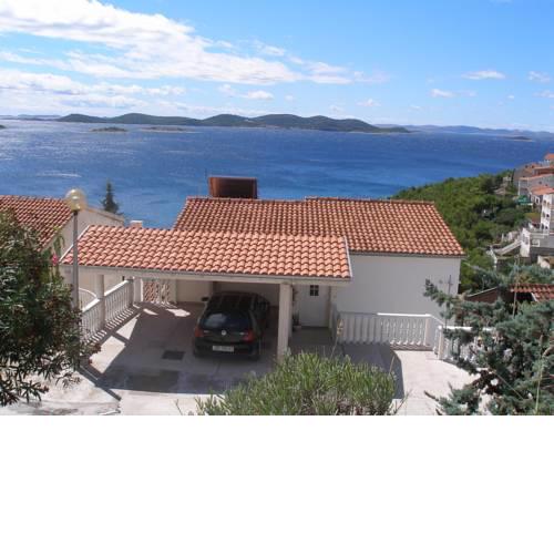 Stpacious Apartment in Drage with Parking