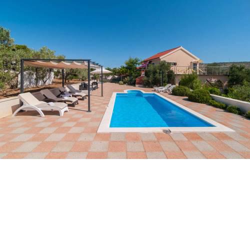Milna Villa Sleeps 11 with Pool Air Con and WiFi
