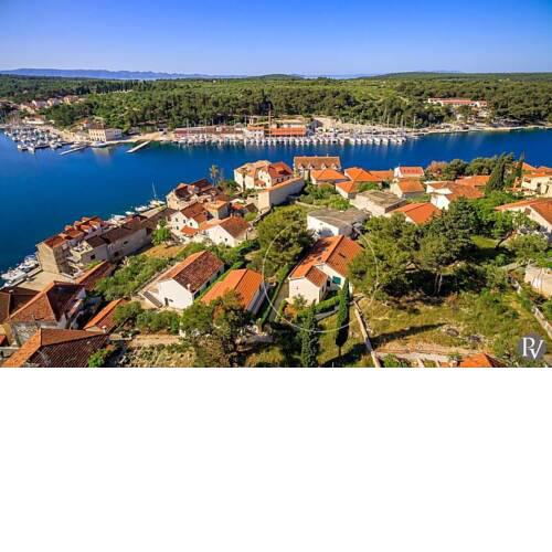 Milna Villa Sleeps 8 with Air Con and WiFi