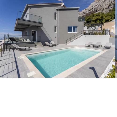 Mimice Villa Sleeps 8 with Pool Air Con and WiFi