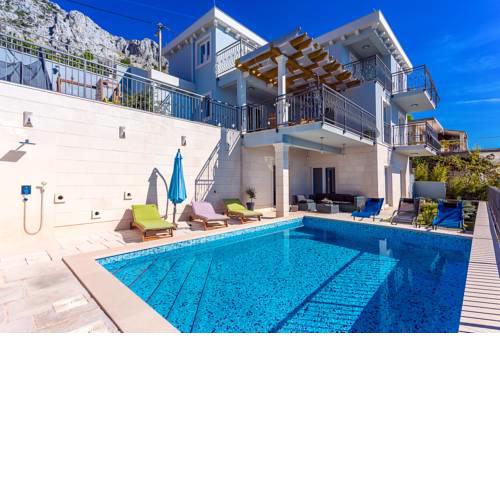 Mimice Villa Sleeps 8 with Pool Air Con and WiFi