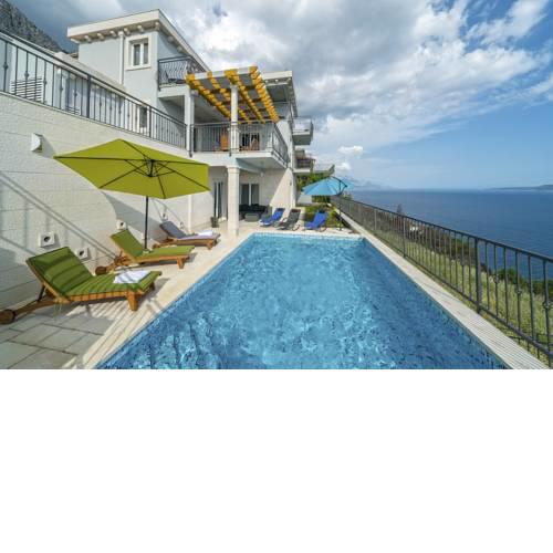 Mimice Villa Sleeps 8 with Pool Air Con and WiFi
