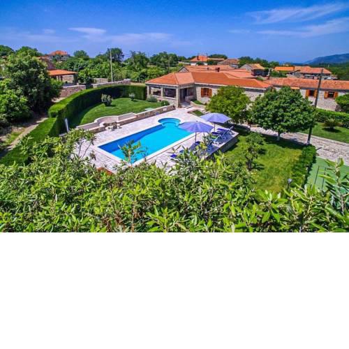 Mitrovici Villa Sleeps 8 Air Con WiFi