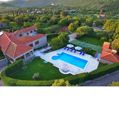 Mitrovici Villa Sleeps 8 Air Con