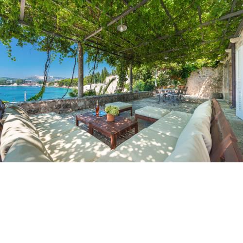 Mlini Villa Sleeps 8 with Pool Air Con and WiFi