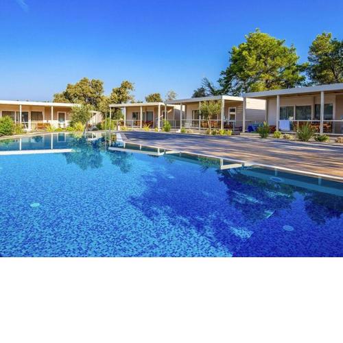 Mobile home Mediteran Superior by the pool in caravan park Strasko, Novalja