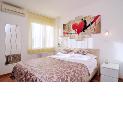 Modern 2 room flat with jacuzzi tub close to everything