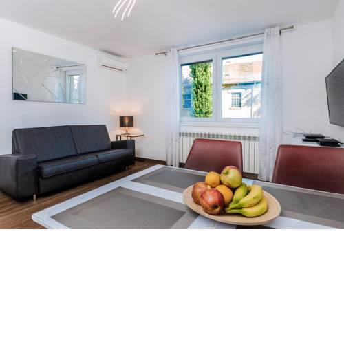 Modern 2BDR Apartment in Old Town- BEST LOCATION