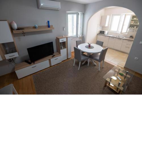 Modern apartment Edda - Quiet area - close to Old town and beaches