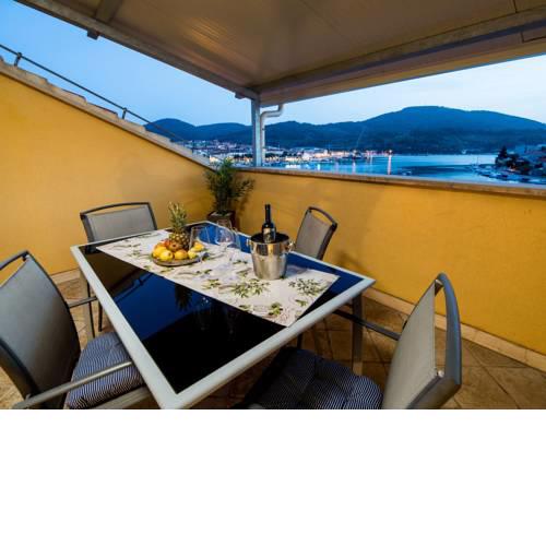 Modern Apartment in Korčula with Terrace