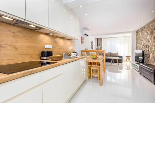 Modern apartment Viola near the beach