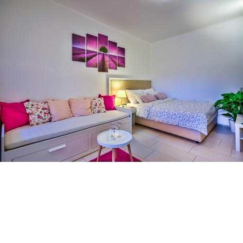 Modern duplex close to City Center- FREE PARKING