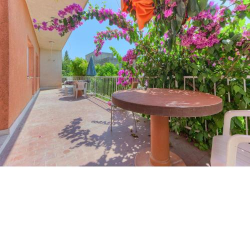 Modern luxury 2-bedroom apt with balcony & patio