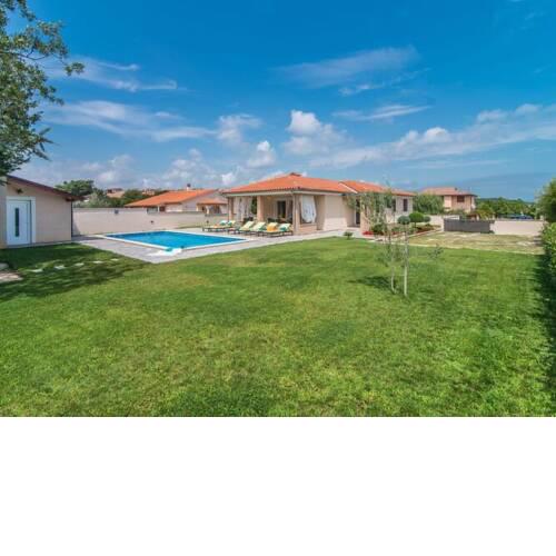Modern villa at 2km from the sea, with private pool