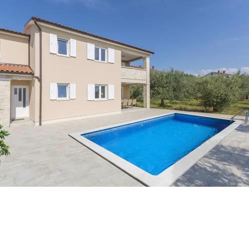 Modern Villa in Selina with Swimming Pool
