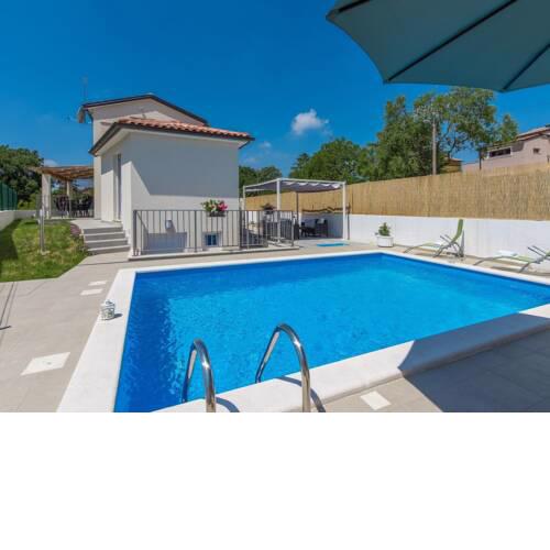 Modernly equipped holiday house near Rovinj with private pool for 6 person