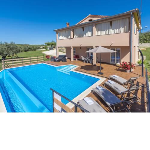 Modernly equipped two bedroom apartment with private pool for 4-6 people