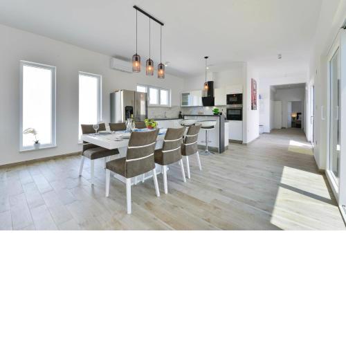 Modern&spacious four bedroom villa with swimming pool - AE1445