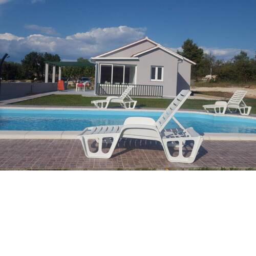 Nane Garden house with pool