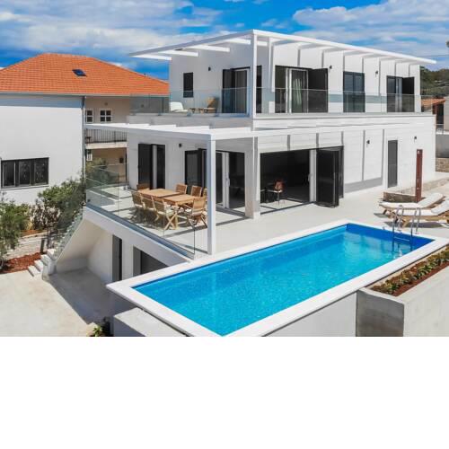 Necujam Villa Sleeps 8 with Pool and Air Con