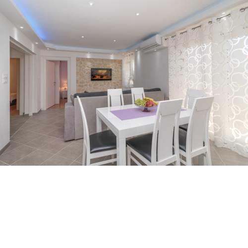New 4* apartment "Orto" in the center of Trogir