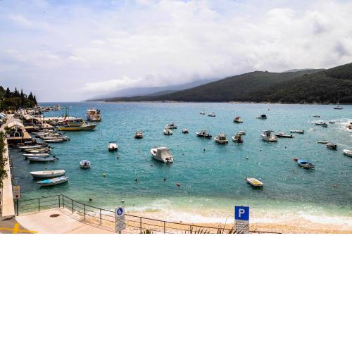 NEW Apartman Gulliver in the center, 10 meters from the sea with private parking in natural shade