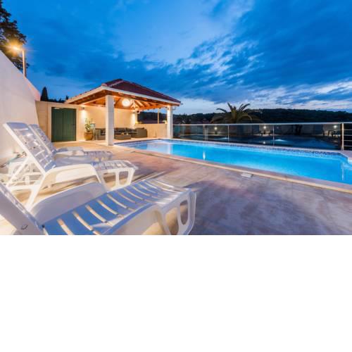 New Cozy Apartment with a private pool and a sea view