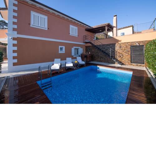 New elegant villa with pool, quiet area, close to the beach