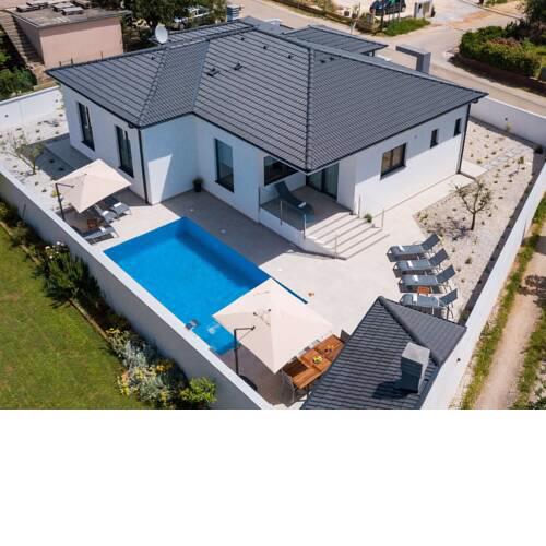 New modern villa with private pool and outdoor kitchen