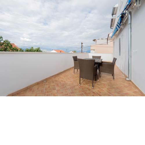 New sunny apartment for 4 with terrace & sea view