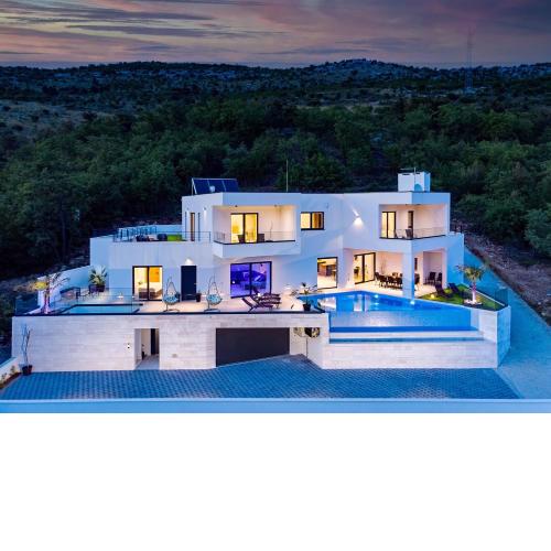 NEW! Villa Top Hill, heated infinity pool, Jacuzzi, Sauna, 5 en-suite bedrooms, a Media room