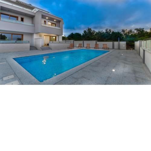 New Villa with pool and roof terrace
