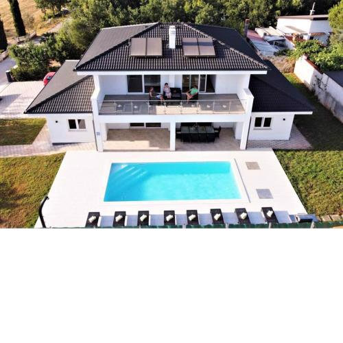 New Villa with Pool