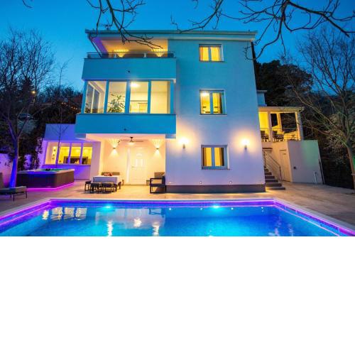 New Villa Zara with 32 sqm heated Pool, Jacuzzi, Billiard, Tennis table, 8pax