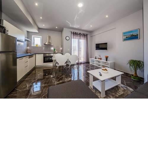 Newly renovated apartment close to the sea