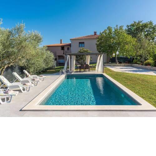 Newly renovated holiday home with pool and fenced yard for 4-6 people