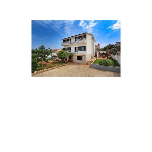 Nice apartment in Banjole w/ 3 Bedrooms