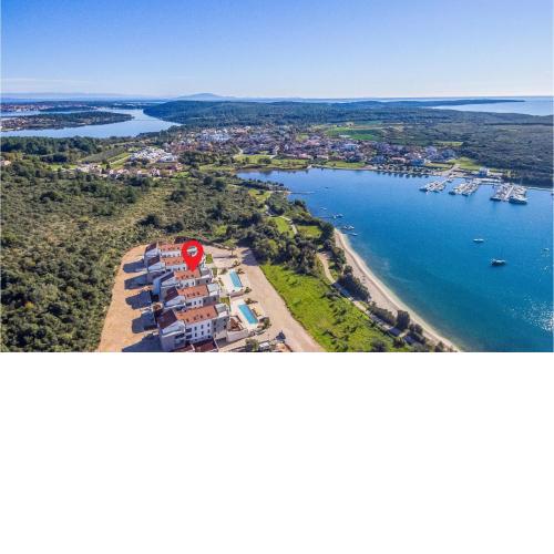 Nice apartment in Banjole with Outdoor swimming pool, WiFi and 2 Bedrooms