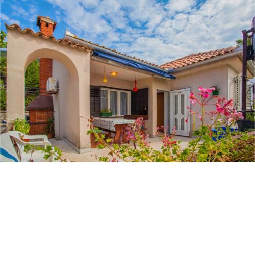 Nice apartment in Cres w/ 2 Bedrooms
