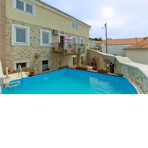Nice apartment in Grizane w/ Outdoor swimming pool, WiFi and 3 Bedrooms