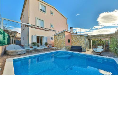 Nice apartment in Kastel Kambelovac with WiFi, Outdoor swimming pool and 3 Bedrooms