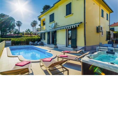 Nice apartment in Kastel Stari with Outdoor swimming pool, Jacuzzi and 2 Bedrooms