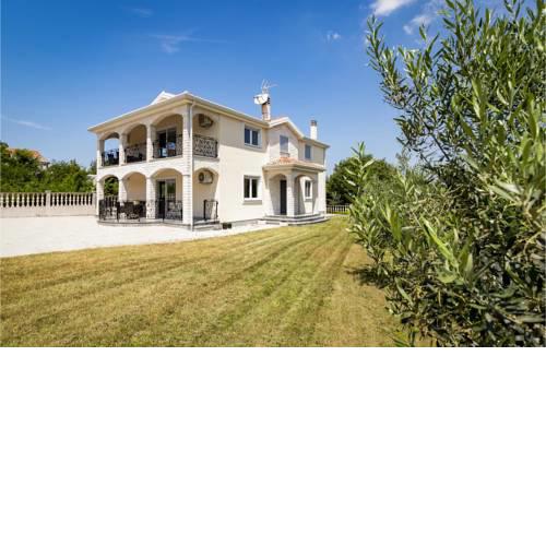 Nice apartment in Kastel w/ WiFi and 2 Bedrooms