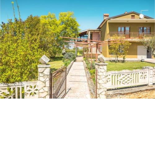 Nice apartment in Lovrecica with WiFi and 2 Bedrooms