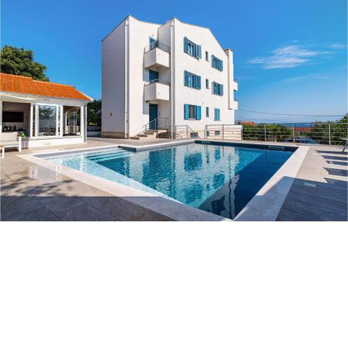 Nice apartment in Lukoran with Outdoor swimming pool, Jacuzzi and 1 Bedrooms