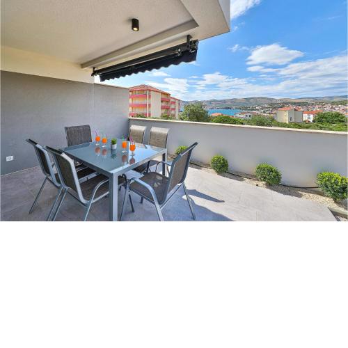 Nice apartment in Okrug Gornji with Outdoor swimming pool, WiFi and 1 Bedrooms